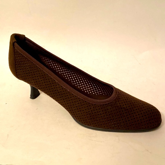 STUART WEITZMAN Brown Suede Perforated Eyelet Cut Out Pumps Kitten Heels 9-9.5 - Picture 2 of 6